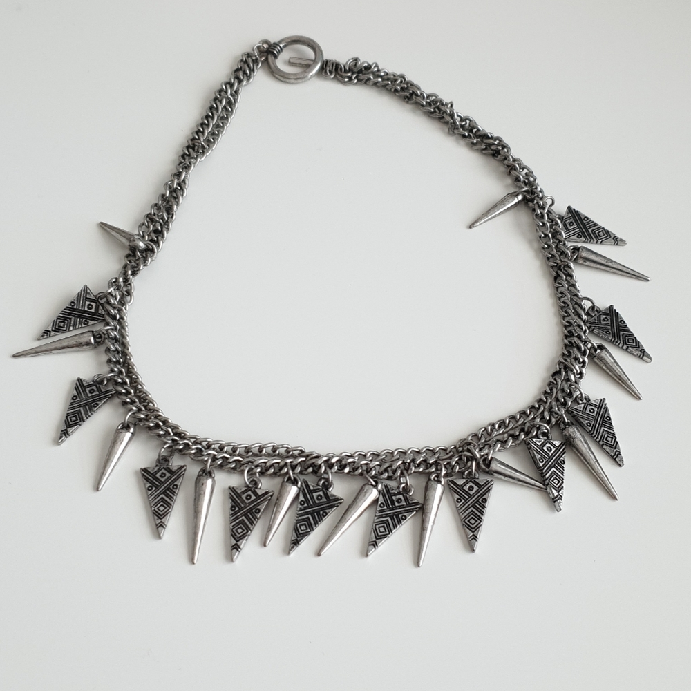 Triangular choker